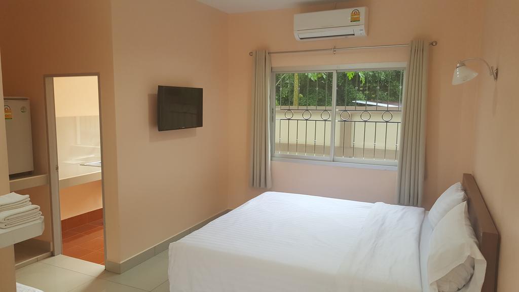 Jirasin Hotel & Apartment Ранонг Екстериор снимка